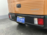 【後退時ブレーキサポート】リヤバンパーに4つの超音波センサーを内蔵し、車両後方にある障害物を検知。透明なガラスなども検知でき、コンビニの駐車場などでの衝突回避をサポートします。