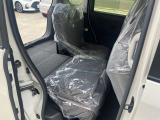 後部座席も十分な広さがあります!シートを倒せば荷物もさらに沢山積めますね♪