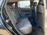 フィットの後部座席です。車自体の高さはホンダ車の中では低めの車ですが座っても窮屈さは感じません!是非実際に乗りにいらしてください!