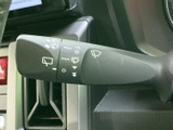 ワイパー操作を快適にするレバー。雨天時でも視界を確保し、安全運転をサポートします。簡単に操作できるシンプルなデザインです。