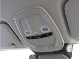 ルーフにあるボタンは、車両が始動しない場合、パンクした場合、または事故に遭った場合などに支援の要請に使用できるため安心感を高めることができます。