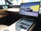 最先端の15.1インチHD有機EL Lotus HyperOSインフォテインメントシステム。