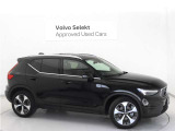 Volvo Cars appで車にリモートアクセスして、空調機能の操作や車の施錠・開錠、ソフトウェア更新などが可能です。エアコンやシートヒーターを操作して、出発前に車内を快適な温度に整えられます。