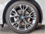【BMWアロイホイル】軽量かつ強度に拘ったアロイホイル。走行性能ポテンシャルを引き出す設計。車の足元を引き締めてくれる大きなポイントはアロイホイルです。