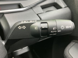 操作感にこだわったウインカーレバー。スムーズな操作で、安全な車線変更や右左折をサポートします。視認性の高いデザインで、夜間走行時も安心です。