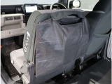 座席を倒して荷物を積めるようにお使いいただくように、助手席後ろには助手席用のヘッドレスト入れがあります。