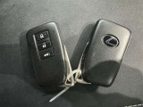 スマートキーをポケットやバッグに携帯していれば、キーを取り出すことなくドアハンドルを握り解錠、ドアハンドルのセンサーに触れるだけで施錠できます。
