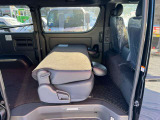 後部座席も十分な広さがあります!シートを倒せば荷物もさらに沢山積めますね♪