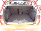 荷室は荷物を隠せるトノカバー付!充分な荷室の広さです!