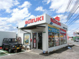 お店は国道沿いです。大きなスズキの看板が目印です。お客様駐車場も御座います。