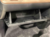 大きな荷物を収納できる、便利な助手席グローブボックス