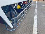 運転席側サイドバンパーに曲がりがあります。