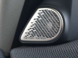 高品質なサウンドを提供するオーディオシステムを搭載しています。電気自動車の静かな車内空間を活かし、クリアで深みのある音質でお気に入りの音楽を楽しみながら、贅沢な移動時間を過ごせます。