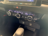 【オートエアコン】設定温度に合わせて自動で風量や風向きを調整し、車内を快適な温度に保ちます。