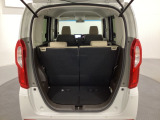 開口部も広く荷物の積み下ろしもしやすいお車となっております。シートの背もたれは5:5の割合で背もたれを可倒でき、前後のシートスライドもできるので荷室をひろげることができます。