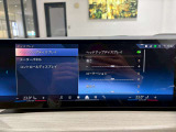 【ナビ純正】ワイドコントールディスプレイは、画面内に多数の情報を表示する事が可能です。センターコンソールiDriveコントローラー操作だけでなく、タッチパネルでの操作も可能となっております。