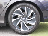 純正のアルミホイールが足元を飾ります!タイヤサイズは215/50R17となります。