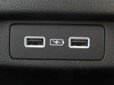 急速充電USBジャックを2個搭載♪後席の方にも使いやすい車内中央部にございます☆