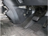 運転席フロア。体格を問わず心地よいドライビングポジションがとれるよう各ペダルが配置されています!