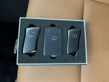 今の時代当たり前のようになってきたスマートキー、ポケットやカバンの中に入れておくだけでドアロックの開閉やエンジンスタートが簡単にできちゃいます。