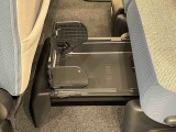 中敷きを立ち上げれば、倒れやすい荷物も安定して積める置きラクボックスが標準装備