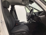 広い足元にゆったり座れるシートには肘掛けも装備しており長距離の運転でも疲れにくくなってます。女性でも運転がしやすいように、シートの高さ調整機能(シートリフター)がついています。