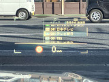 人気のヘッドアップディスプレイ!現在の車速、ナビゲーション・システムによるルート案内の矢印表示、チェック・コントロール、前車接近警告など、さまざまな情報をドライバーの視界内に直接表示いたします!