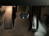 運転席の足元に十分なスペースを確保し、アクセルとブレーキの間隔が広く、ブレーキは右足の中心に配置され安定した姿勢でコントロールできます。吊下げではないくオルガン式のアクセルは足が疲れにくいです。
