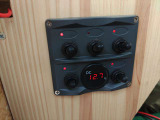 乗降部サイドに作業部屋内のスイッチを装備。室内灯を点灯した段階で、サブバッテリーの電圧が表示するようにしています。照明、天井ファン、冷暖循環ファンに使用。まだチャンネル余ってます♪