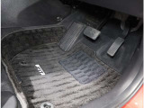 運転席フロア。体格を問わず心地よいドライビングポジションがとれるよう各ペダルが配置されています!