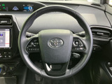 握りやすいデザインで、長時間の運転でも疲れにくいステアリング。操作系のスイッチも配置されており、利便性を高めています。