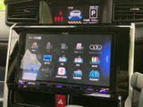 多彩なソースに対応し、お好みの音楽を車内で楽しめます。使いやすいインターフェースで、運転中でも直感的に操作が可能。
