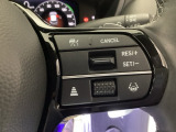 【クルーズコントロール】設定した速度を自動で維持し、ドライバーの運転負荷を軽減する支援機能です。長距離走行時の疲労を抑えるだけでなく、速度の安定による燃費向上も期待できます。