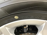 【純正アルミホイール】クルマのお洒落は足元から!鉄製のホイールに比べ軽量、クルマの総重量を減少させることで燃費の向上・走行時のエネルギー効率にも期待ができます♪