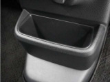 ◆センターロアボックス◆インパネ中央の下部には、ごみ箱としても使用する事ができるセンターロアボックスを装備しております。