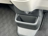 身のまわりの小物類がすっきり収まる、「使える」サイズの収納を数々装備。