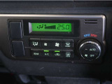 オートエアコンが付いています!1年中快適な室内を提供。車内温度を設定すると風量を自動で調整してくれます。