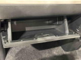 大きな荷物を収納できる、便利な助手席グローブボックス