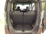 開口部も広く荷物の積み下ろしもしやすいお車となっております。シートの背もたれは5:5の割合で背もたれを可倒でき、前後のシートスライドもできるので荷室をひろげることができます。