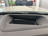 【ヘッドアップディスプレイ】現在の車速表示や目的地へのルート案内やメディア関連のリストを表示する事が可能です。視線移動を減らす事によりドライブに集中して頂けます。