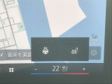 【ⅰドライブナビゲーション】文字情報も鮮明に表示する高解像度カラーディスプレイを採用。視認性に優れた地図デザインと特徴的な建造物を目印にした描写表示で現在位置を把握できます。地図データの更新も可能です