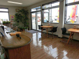 【本社(有)くるまや】の店内です♪車の展示は2ヵ所【本社とパル】にて行っております。本社は主に商用車系を展示しております♪パルでは乗用車をメインに展示しております♪