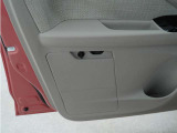 助手席ドアポケットには車検証を入れられる収納スペースも付いております。