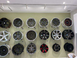 店舗内には弊社オリジナルブランドVERZ-WHEELの展示も多数ご用意しております!現物をご覧いただきながらお選びいただけます!