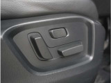 【パワーシート】スイッチ一つで簡単にシートの微調整が可能。電動だから力もいりません。自分に最適なシートポジションにセットして、快適なドライブをお楽しみください。