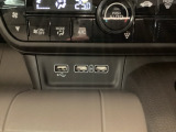 スマートフォンなどの充電に便利なUSBジャック。運転席からも助手席からも使いやすいです。