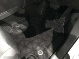 内装工程では、中古車を気持ちよくお乗りいただけるよう清掃しております。シートの洗浄はもちろん、ニオイの元となるフロアカーペットまで洗浄・消臭を実施。