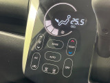 【オートエアコン】一度お好みの温度に設定すれば、車内の温度を検知し風量や温度を自動で調整。暑い&hellip;寒い&hellip;と何度もスイッチ操作をする必要はありません。快適な車内空間には必須の機能ですね♪