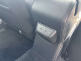 後席用USB Type-Cポートを2口装備。後席でもスマートフォンなどを充電でき、長距離ドライブにも便利です。