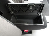 運転席にはアームレストが備わっています。フタつきの小物入れになっています。